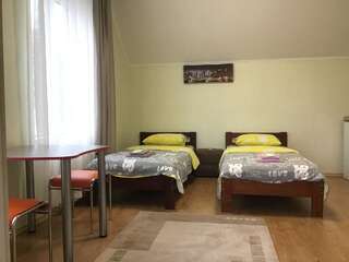 Отель Come Inn Днепр Двухместный номер с 2 отдельными кроватями и собственной ванной комнатой-1