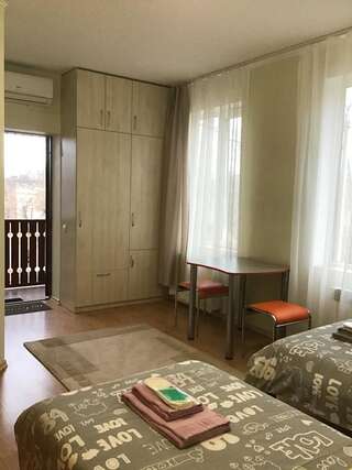 Отель Come Inn Днепр Двухместный номер с 2 отдельными кроватями и собственной ванной комнатой-3