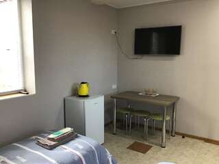 Отель Come Inn Днепр Трехместный номер с собственной ванной комнатой-3