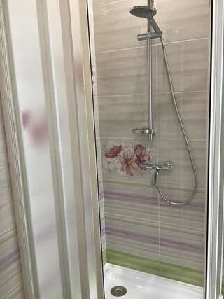 Отель Come Inn Днепр Двухместный номер с 2 отдельными кроватями и собственной ванной комнатой-4