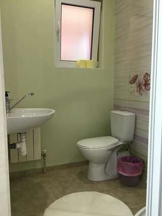 Отель Come Inn Днепр Двухместный номер с 2 отдельными кроватями и собственной ванной комнатой-5